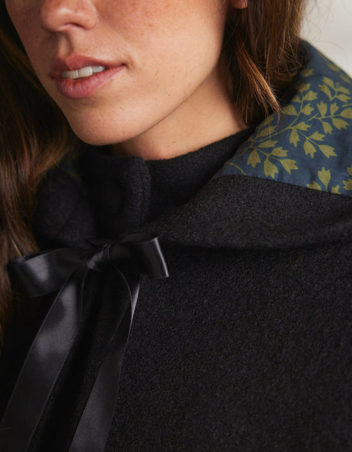 "Aneta" cape in black wool