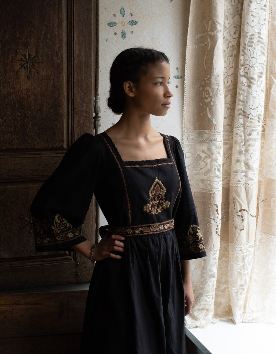 Robe 'Astrid' noire avec broderies contrastantes