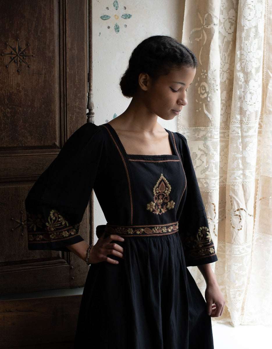 Robe 'Astrid' noire avec broderies contrastantes