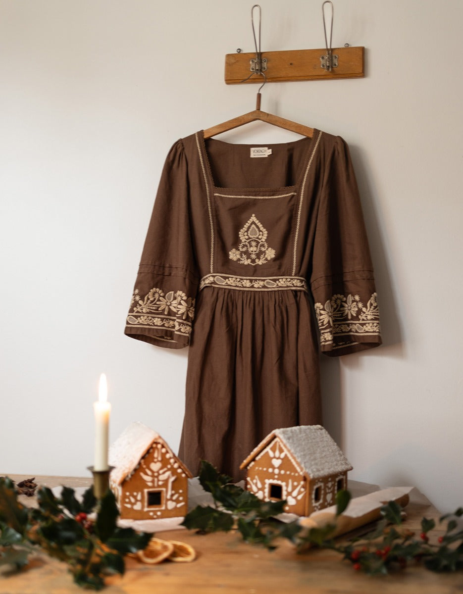 Robe 'Astrid' brodée inspirée pain d'épice