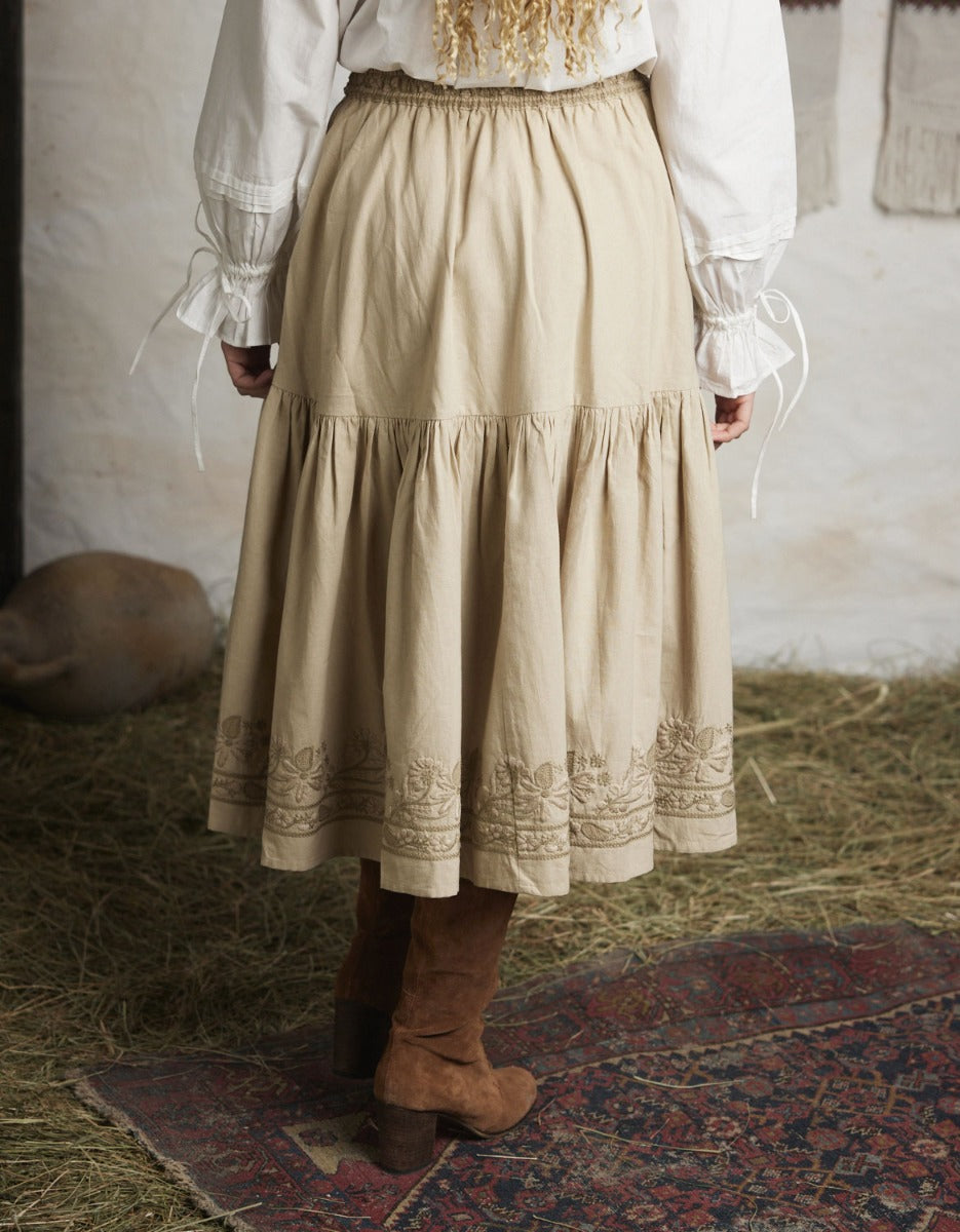 "Astrid" skirt ceramic off white with nuanced embroideries