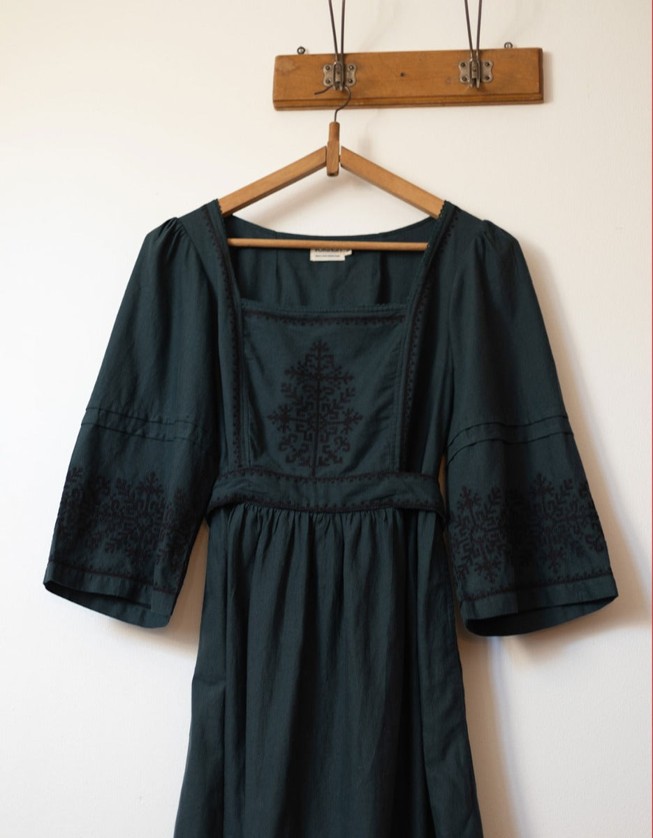 Robe 'Austra' brodée couleur vert forêt