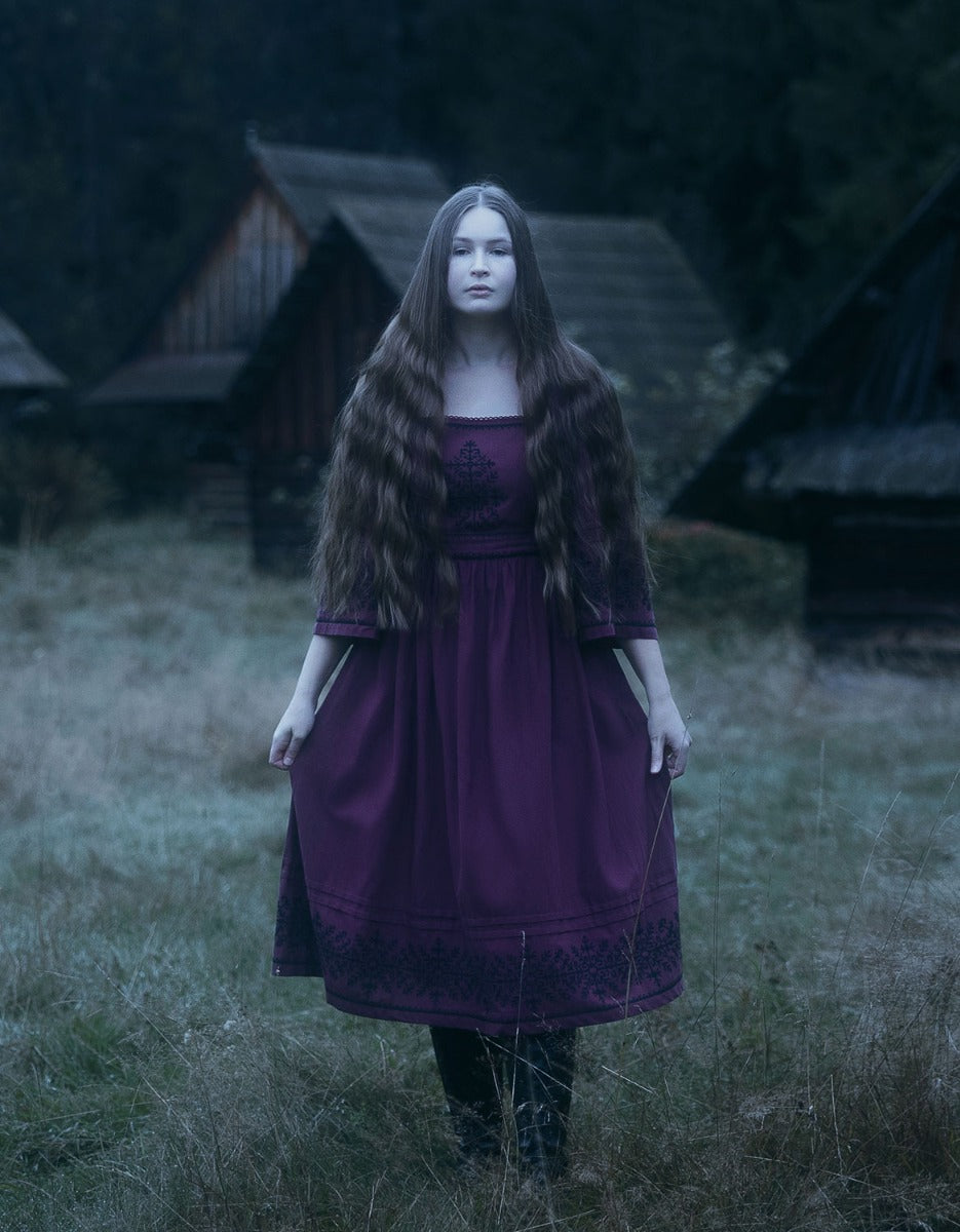 Robe 'Austra' brode couleur prune plum / L Robe 'Austra' brode couleur prune plum / L