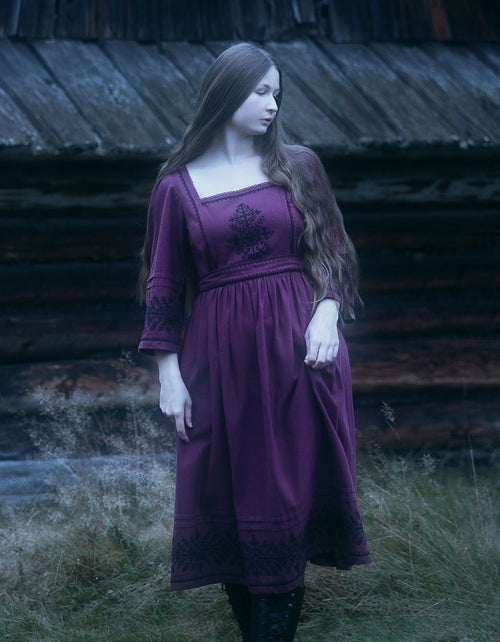 Robe 'Austra' brodée couleur prune
