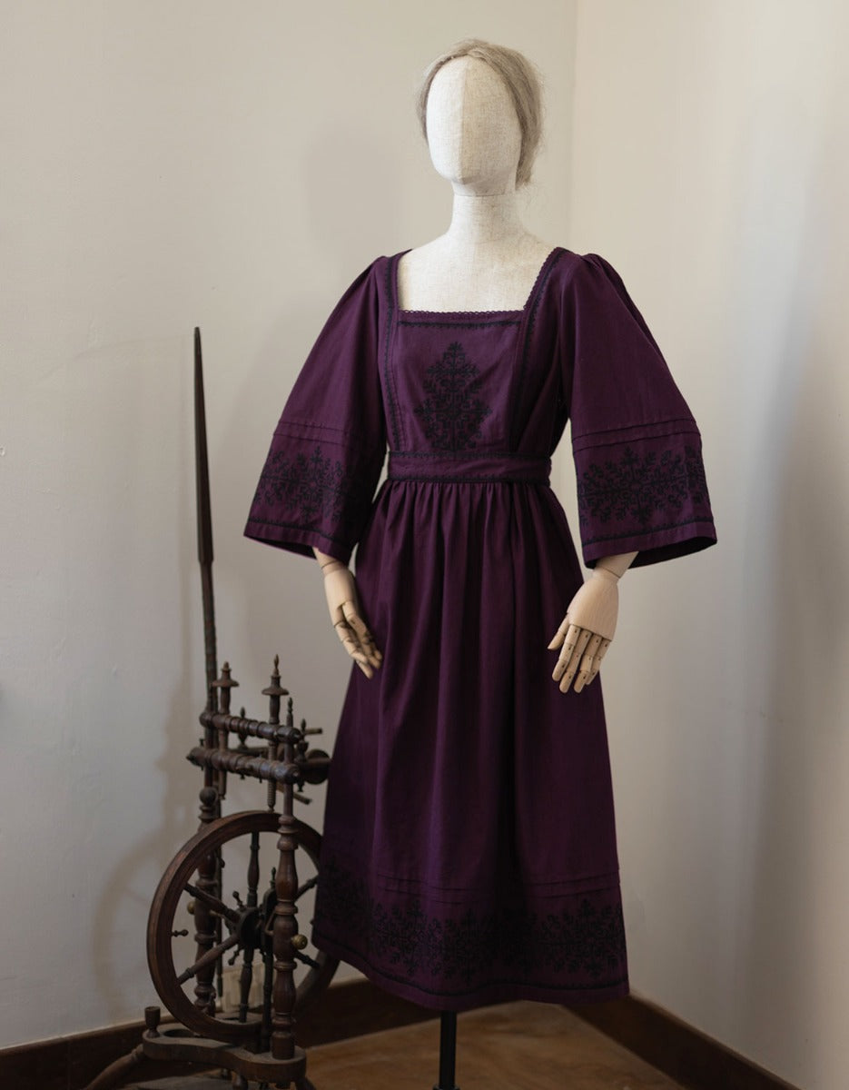 Robe 'Austra' brodée couleur prune