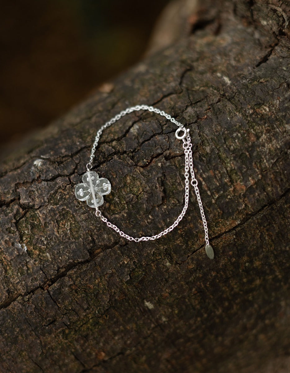 Bracelet 'Glacier Fleur' en quartz blanc ancien gravé et argent 925