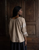 Blouse 'Danika' couleur lin broderies blanches