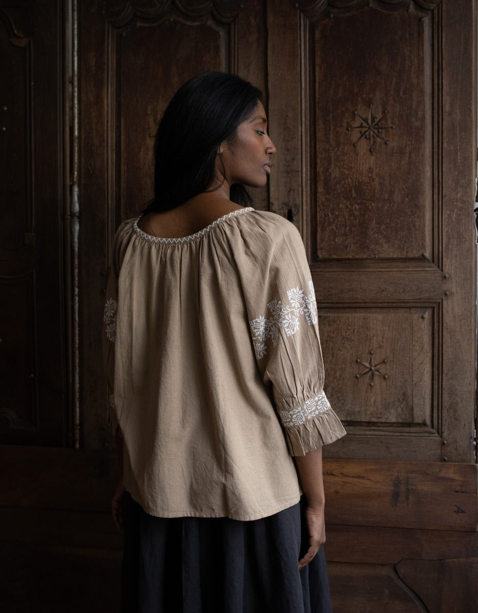 Blouse 'Danika' couleur lin broderies blanches