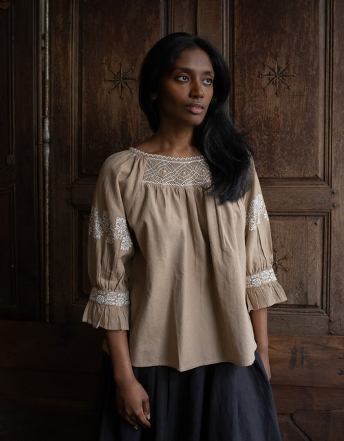 Blouse 'Danika' couleur lin broderies blanches