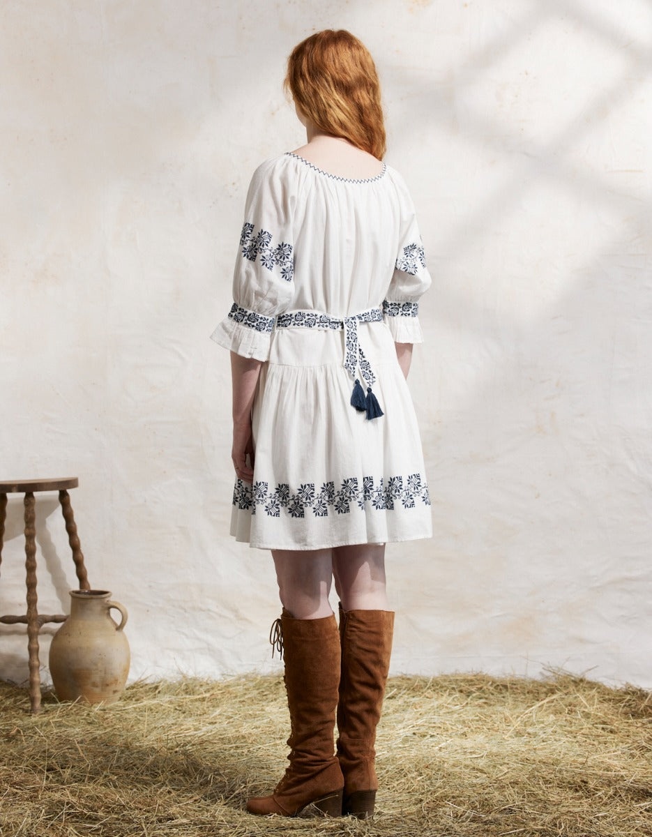 Robe 'Danika' blanc broderies bleues