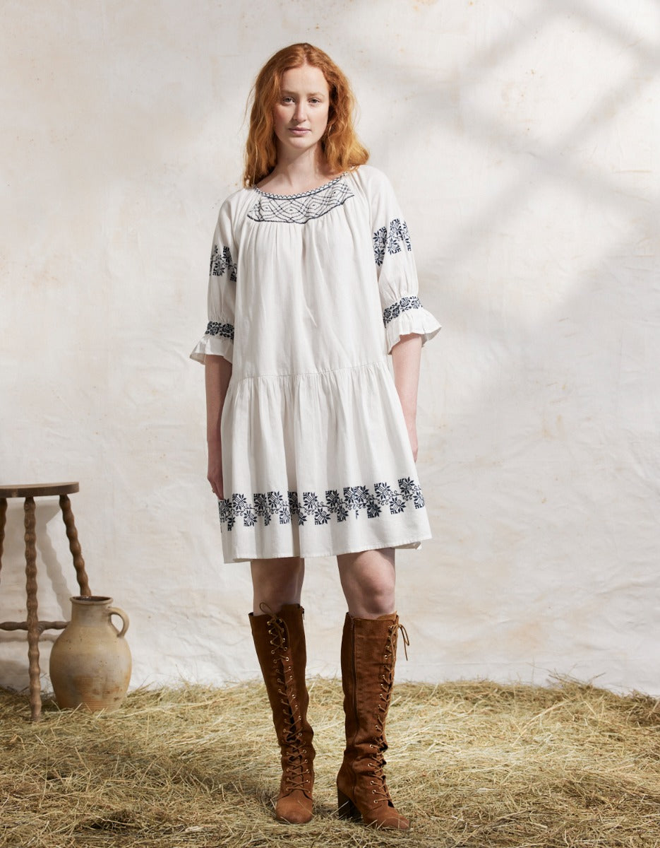 Robe 'Danika' blanc broderies bleues