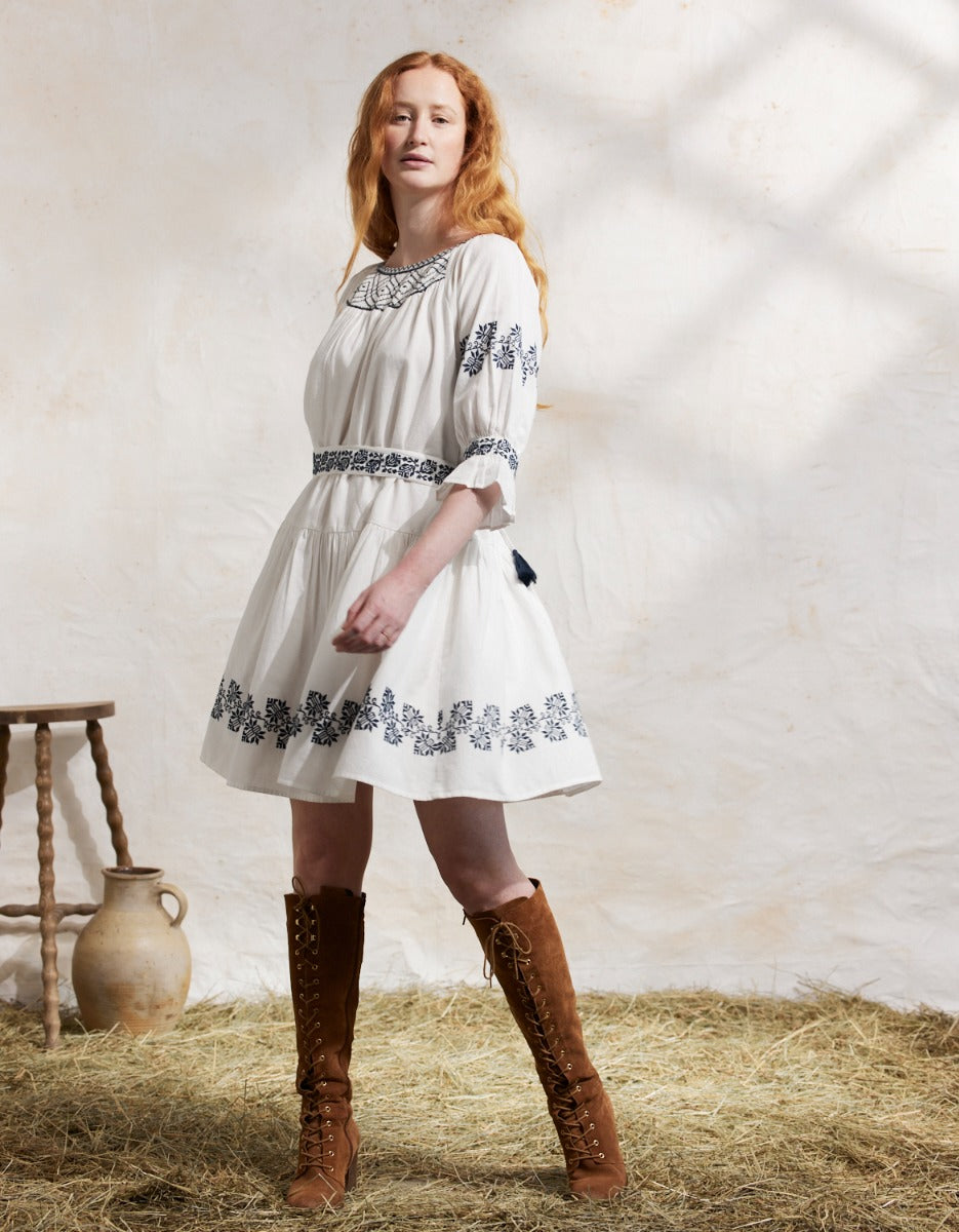 Robe 'Danika' blanc broderies bleues