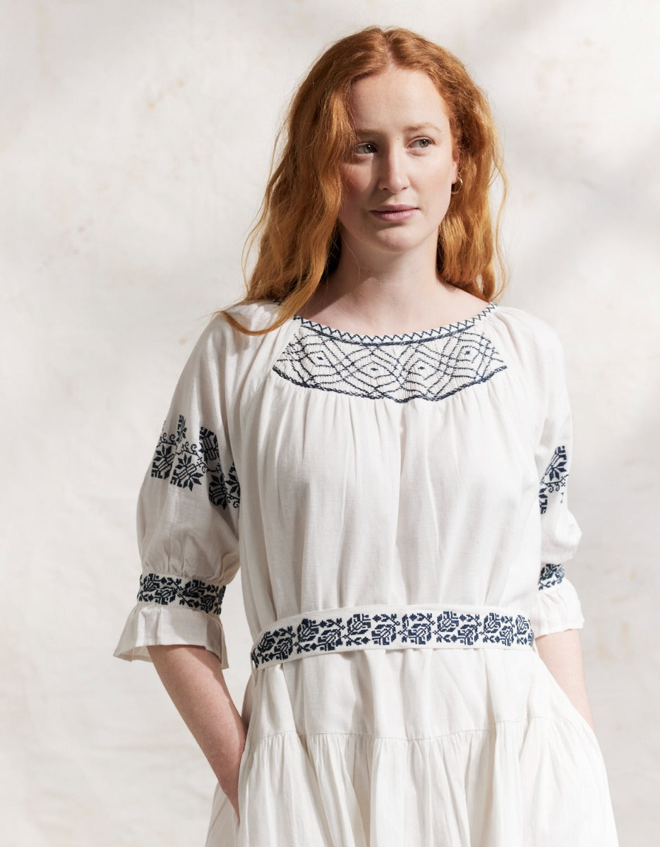 Robe 'Danika' blanc broderies bleues