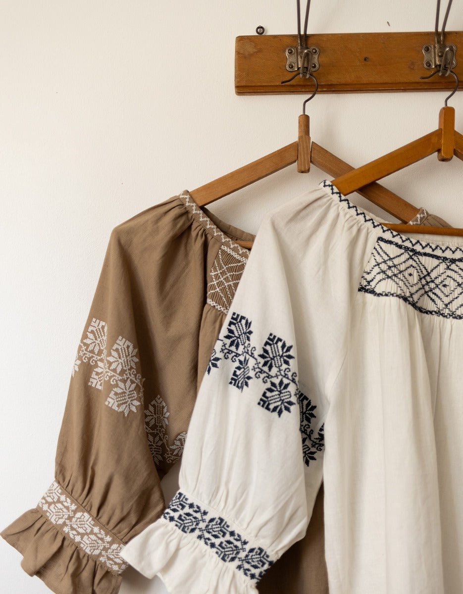 Blouse 'Danika' couleur lin broderies blanches
