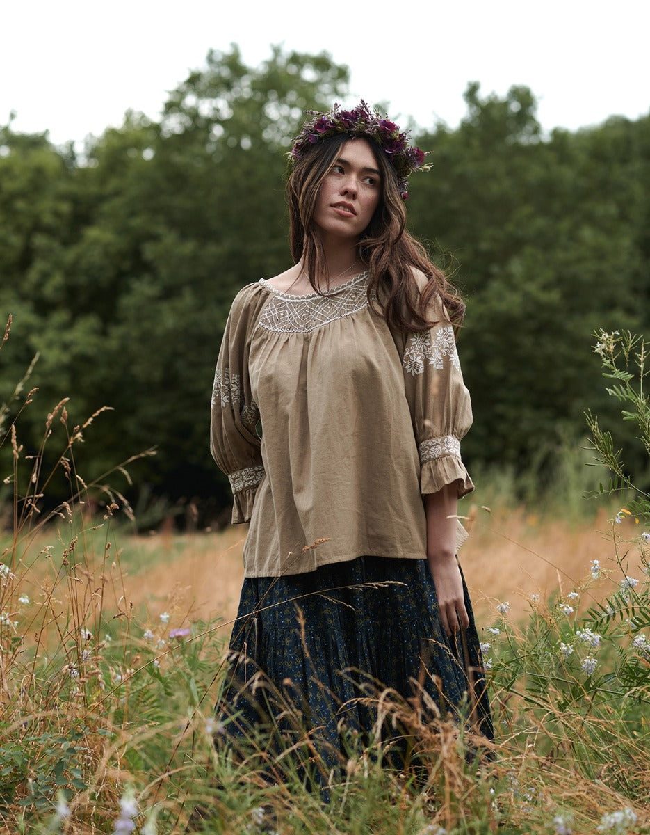 Blouse 'Danika' couleur lin broderies blanches