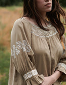 Blouse 'Danika' couleur lin broderies blanches
