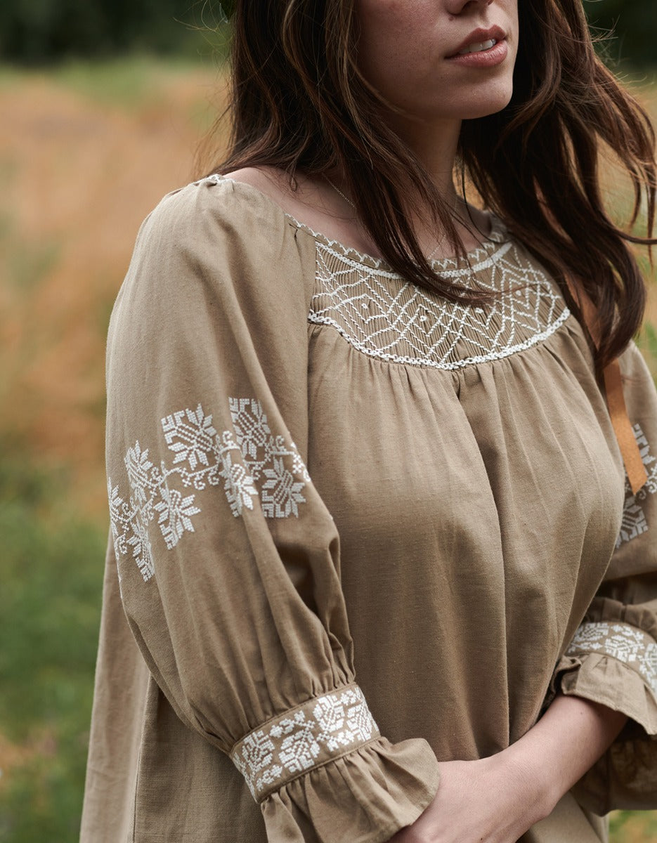 Blouse 'Danika' couleur lin broderies blanches