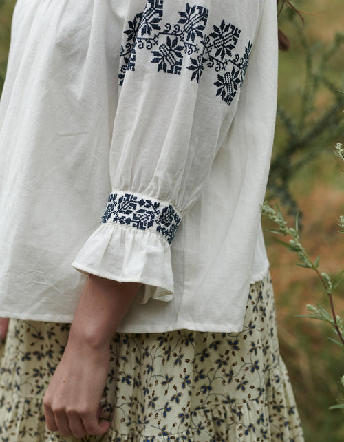 Blouse 'Danika' blanc broderies bleues