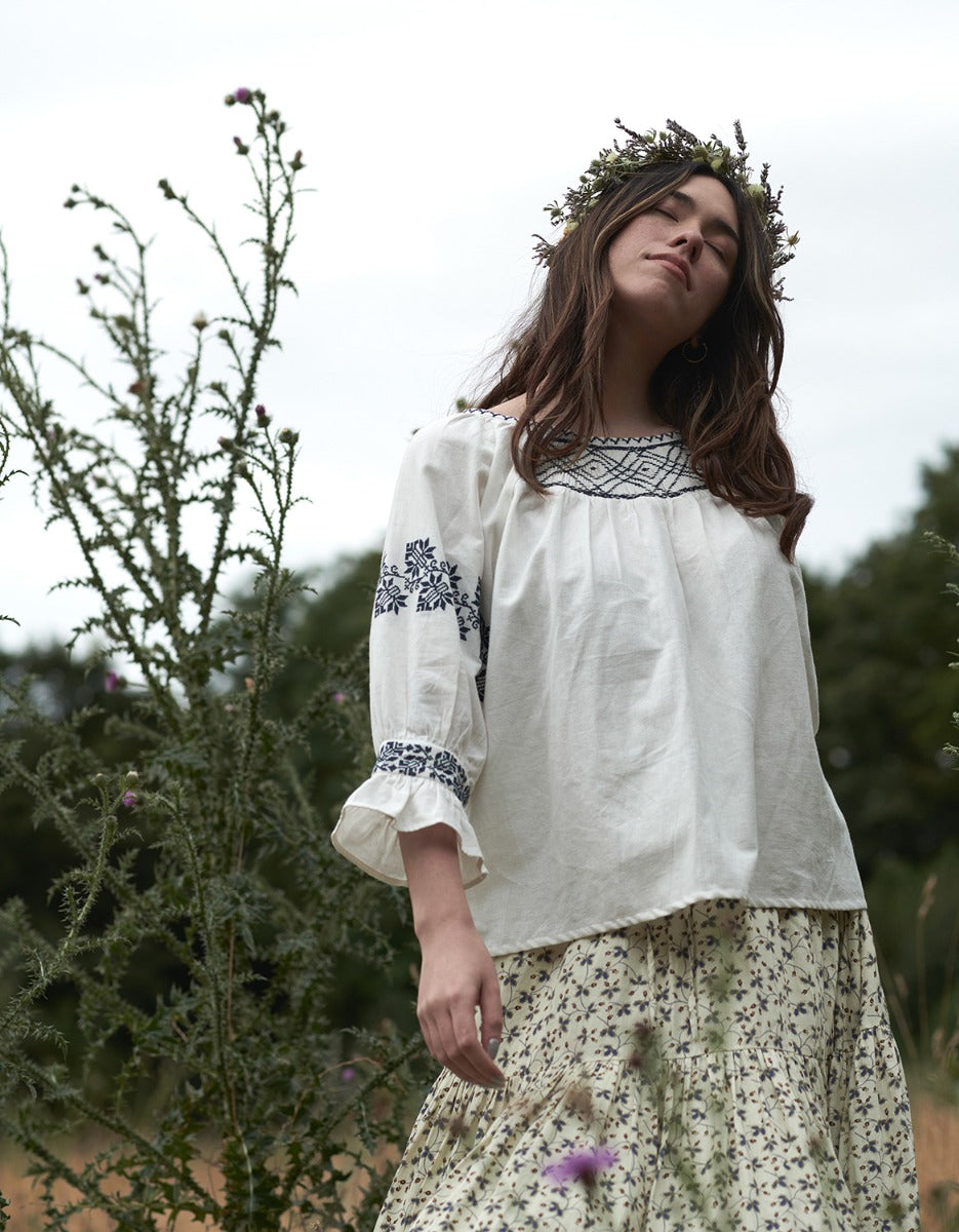 Blouse 'Danika' blanc broderies bleues