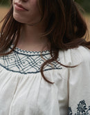 Blouse 'Danika' blanc broderies bleues