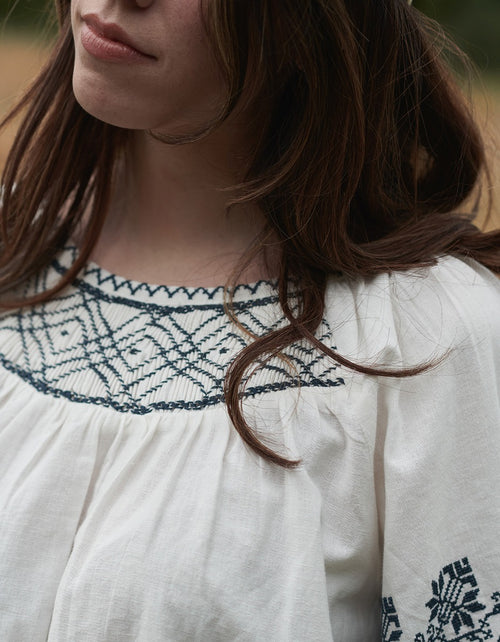 Blouse 'Danika' blanc broderies bleues