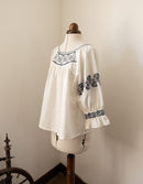 Blouse 'Danika' blanc broderies bleues