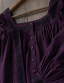 Robe brodée 'Elma' prune