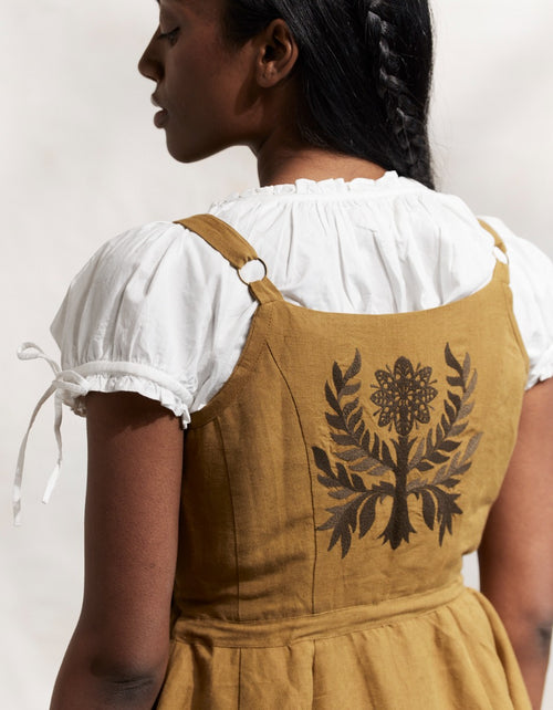 Robe croisée 'Gisela' en lin ambre brodée