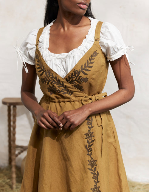 Robe croisée 'Gisela' en lin ambre brodée