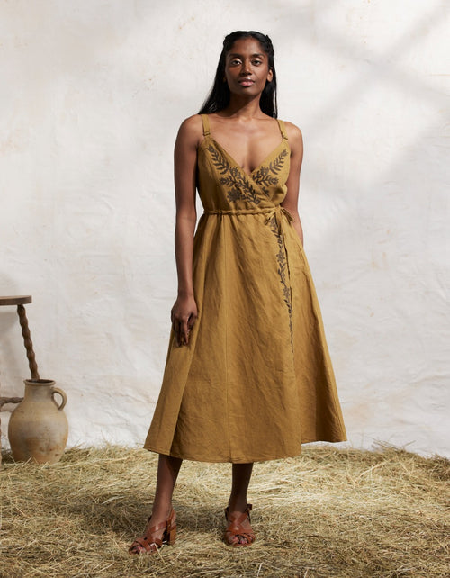 Robe croisée 'Gisela' en lin ambre brodée