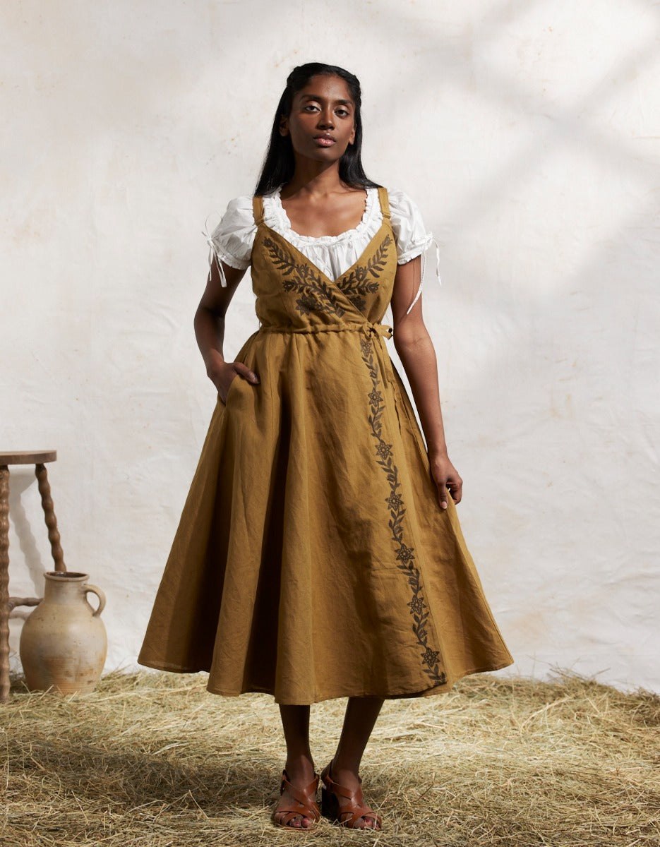 Robe croisée 'Gisela' en lin ambre brodée