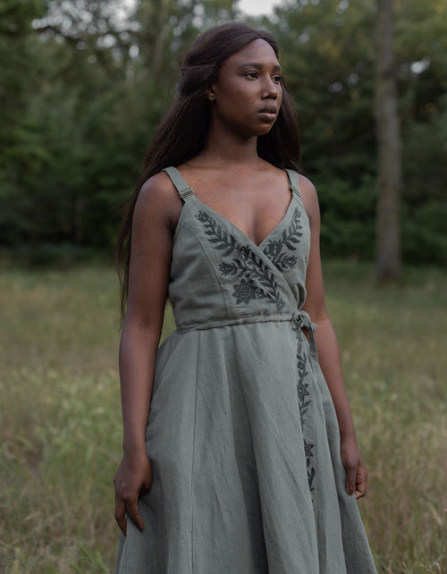 Robe croisée 'Gisela' sauge brodée