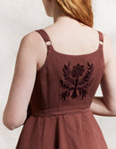 Robe croisée 'Gisela' en lin brique brodée