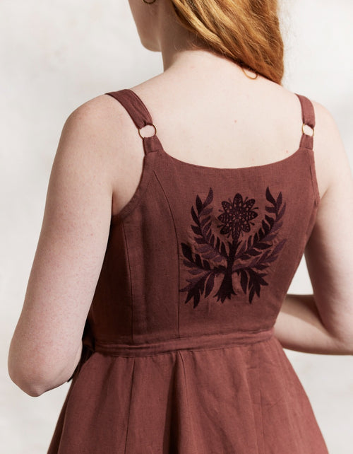 Robe croisée 'Gisela' en lin brique brodée