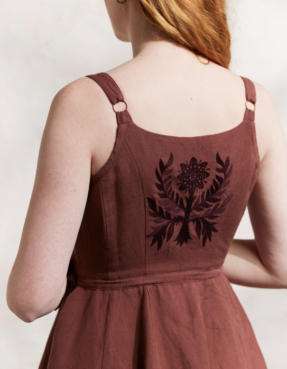 Robe croisée 'Gisela' en lin brique brodée