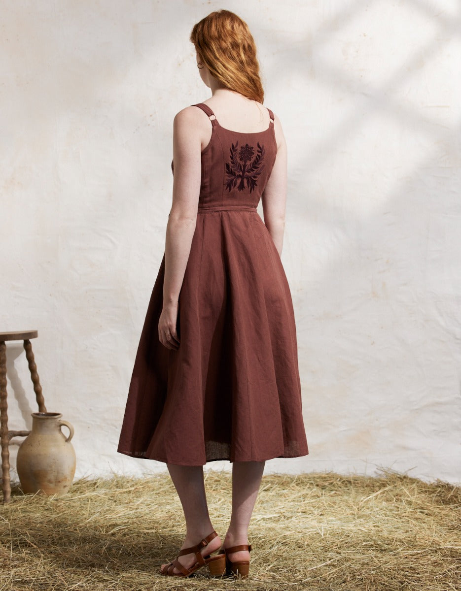 Robe croisée 'Gisela' en lin brique brodée