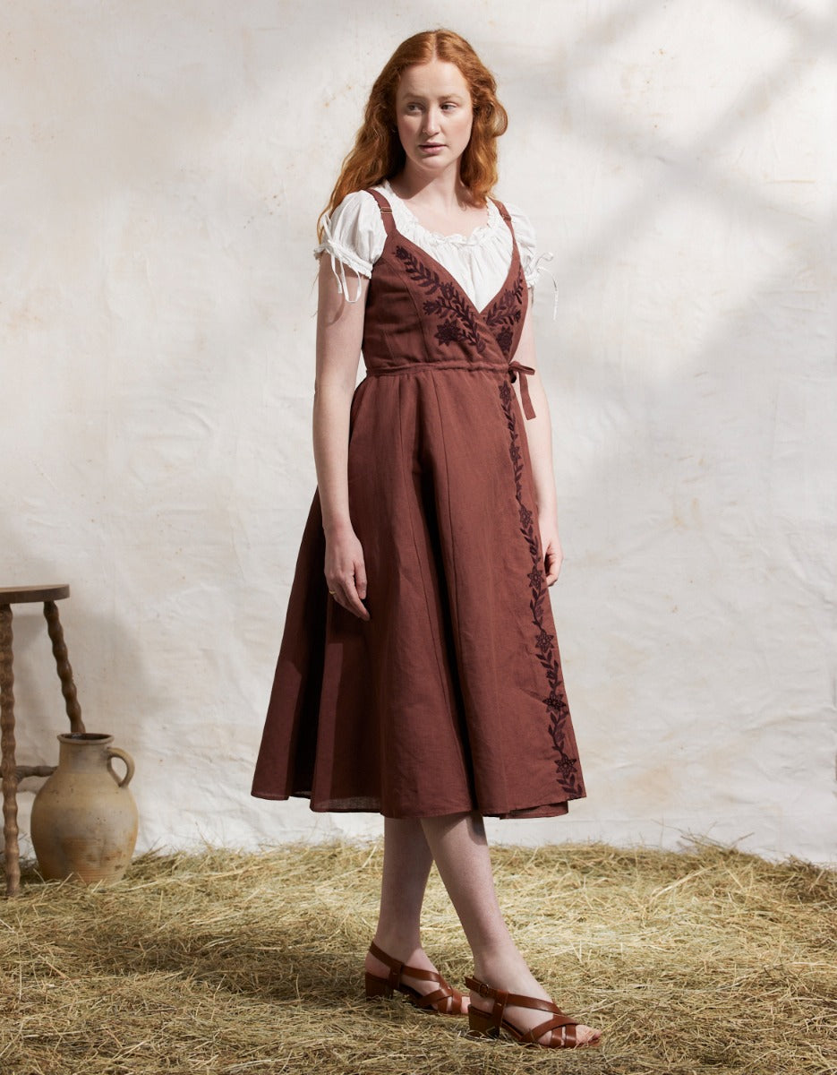 Robe croisée 'Gisela' en lin brique brodée