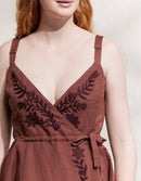Robe croisée 'Gisela' en lin brique brodée