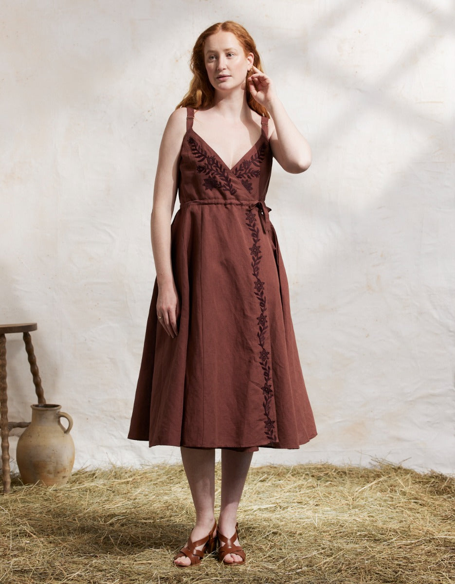 Robe croisée 'Gisela' en lin brique brodée