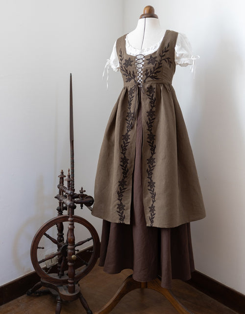 Sur-robe 'Gisela' sarrasin brodée