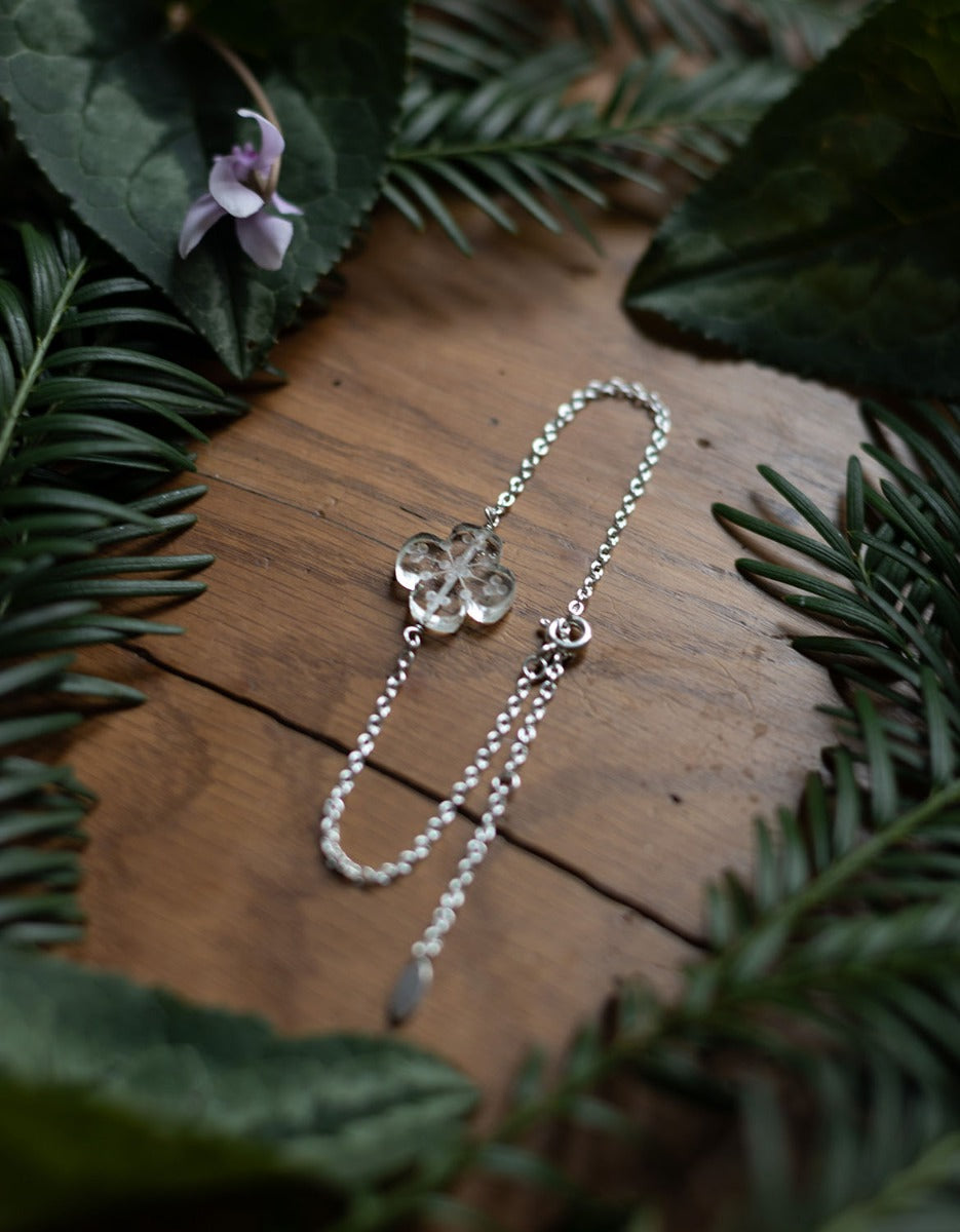 Bracelet 'Glacier Fleur' en quartz blanc ancien gravé et argent 925