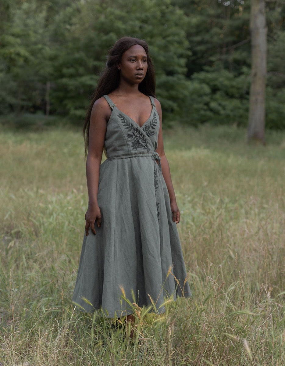 Robe croisée 'Gisela' sauge brodée sage / XXL