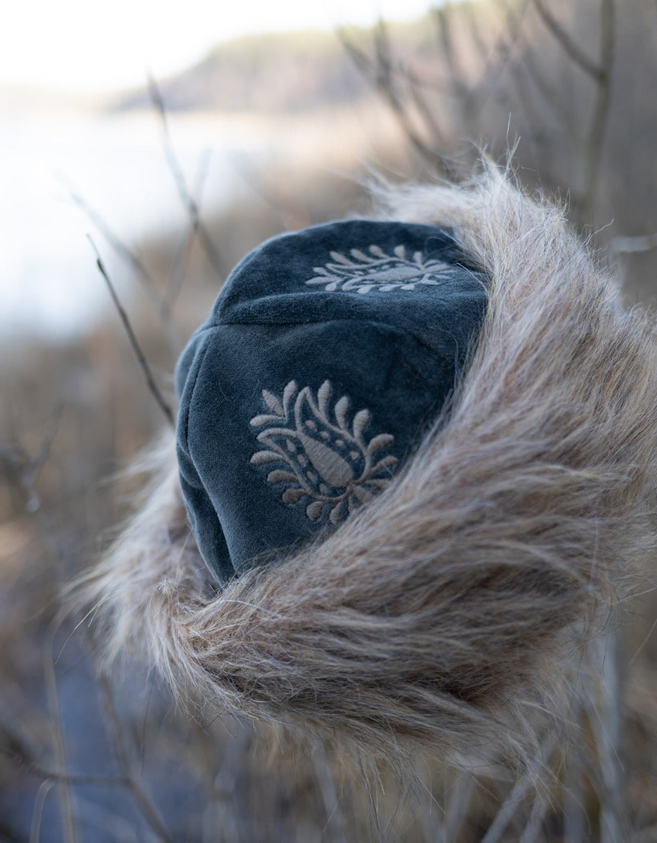 Toque 'Lavinia' en velours brodée couleur noir lavé