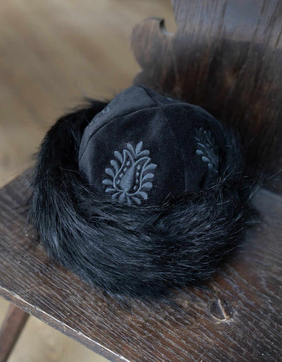 Toque 'Lavinia' en velours brodée noir