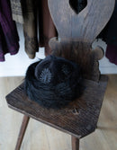 Toque 'Lavinia' en velours brodée noir
