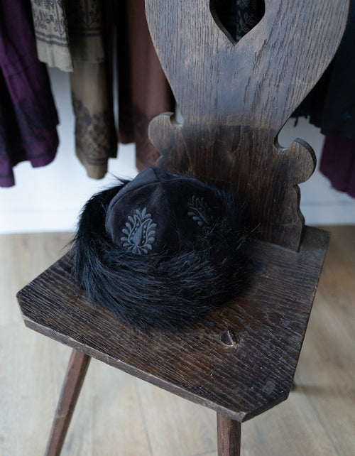 Toque 'Lavinia' en velours brodée noir