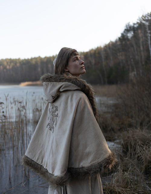 PRÉCOMMANDE Cape 'Lavinia' en velours brodée couleur céramique