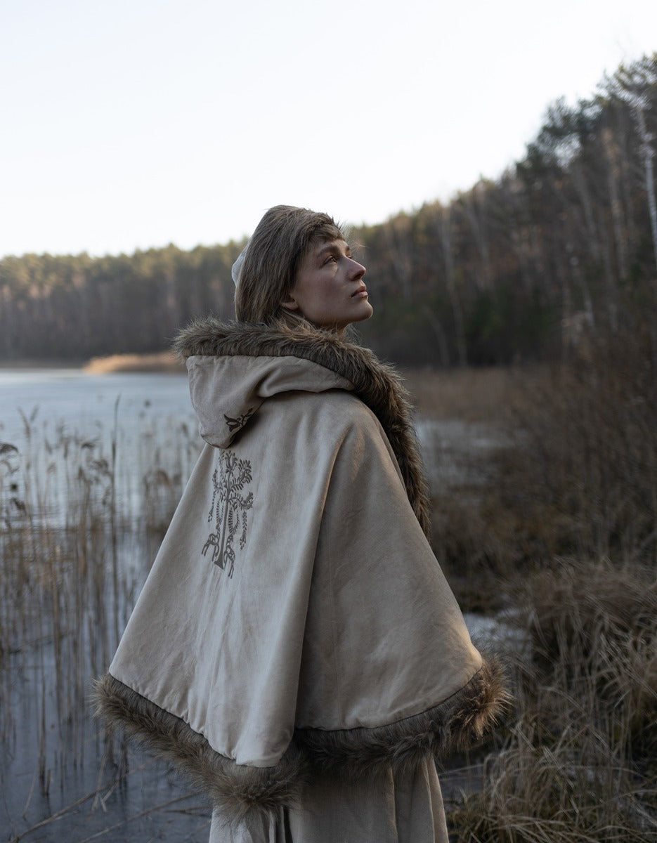 PRÉCOMMANDE Cape 'Lavinia' en velours brodée couleur céramique