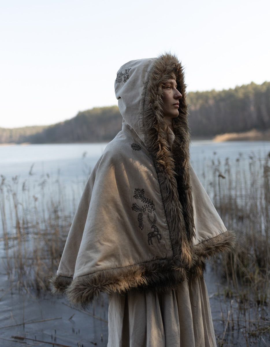 PRÉCOMMANDE Cape 'Lavinia' en velours brodée couleur céramique