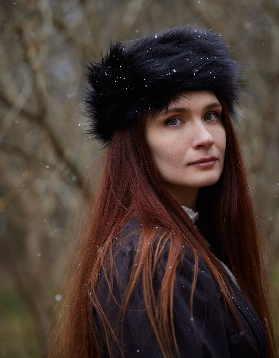 Toque 'Lavinia' en velours brodée noir